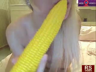lolimoli fucks herself with corn